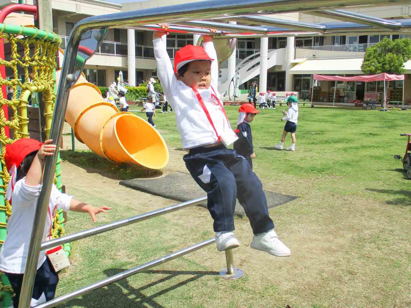 園庭で元気に遊ぶ園児