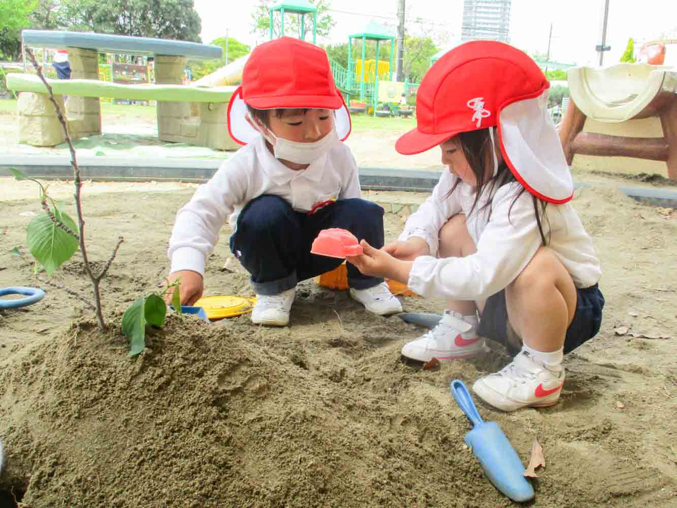 砂場で遊ぶ園児たち