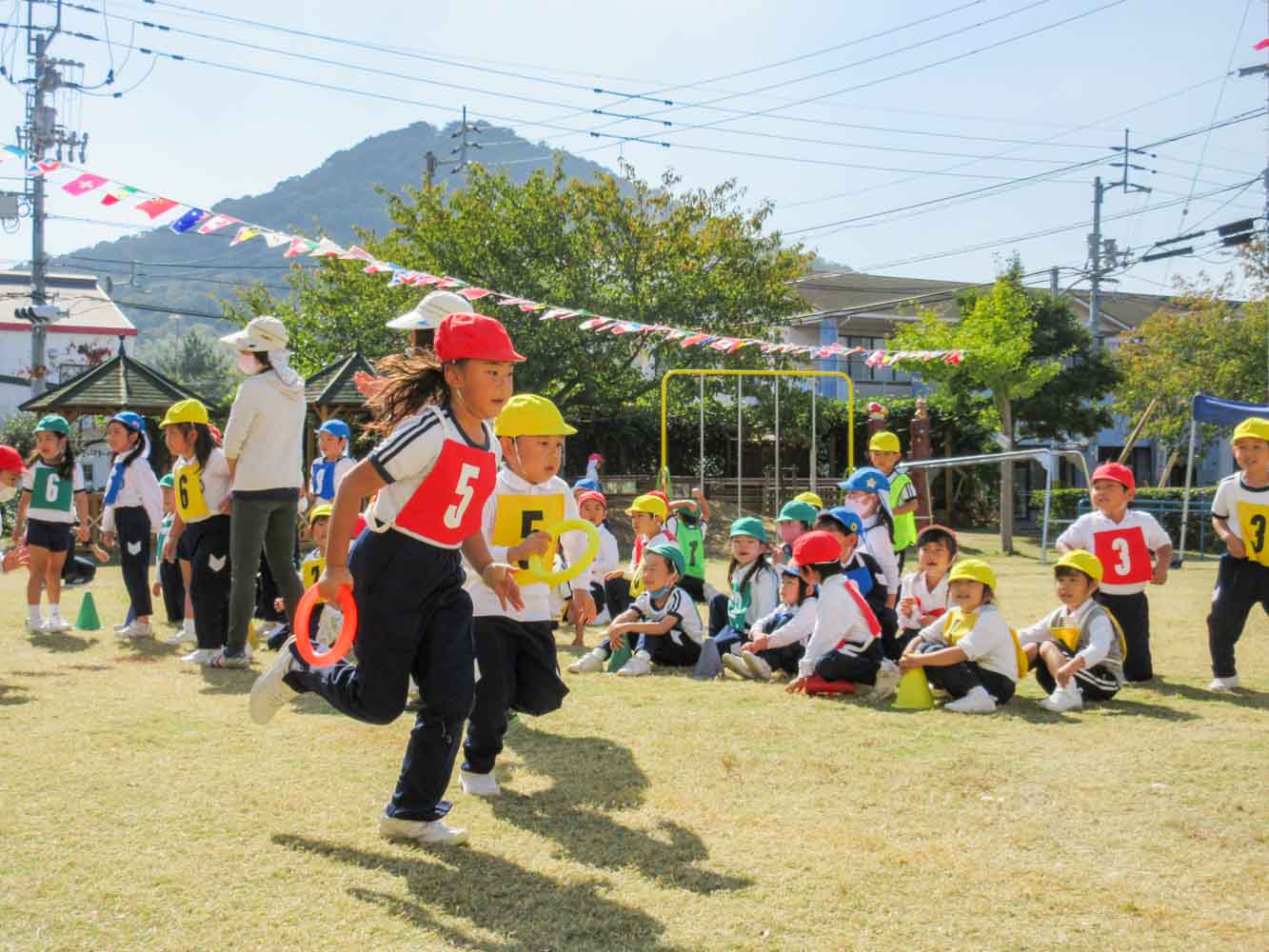 園庭で体を動かす園児たち